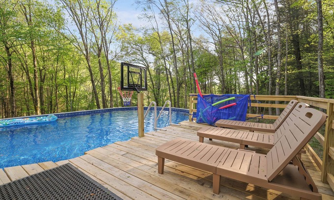 Effort House | Secluded 4 BR-Heated Pool/Hot Tub/Game Room/Fishing Pond/Huge Deck/Fire Pit!