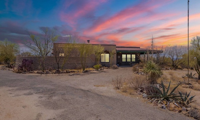 Three Points House | Secluded 4BR/3BA Desert Retreat - Scenic Mountain Views & Private Outdoor Space