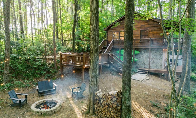 Cherry Log Cabin | Secluded 4WD adventure with mountain views, hot tub and flat yard. Pet-friendly!