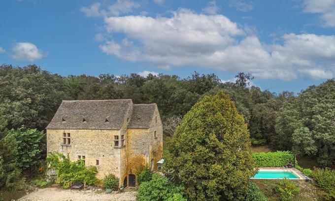 Les Eyzies House | Secluded 5 Bedroom Woodland Villa with Pool