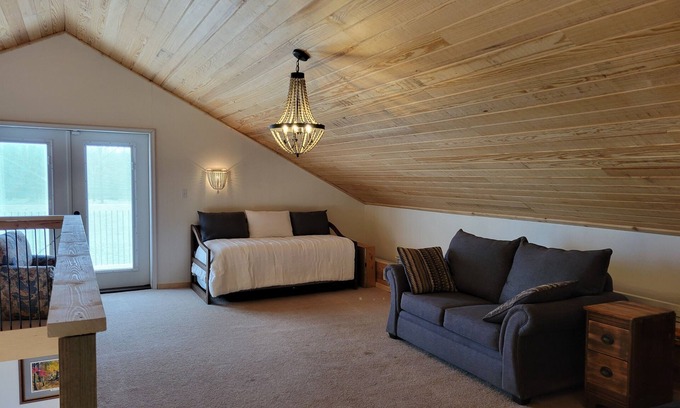 Licking House | Secluded 6-bedroom housenWiFi & AC~Jetted tubnHiking trail~Manicured acreage