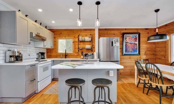 Frontenac House | Secluded and beautiful wooded waterfront retreat