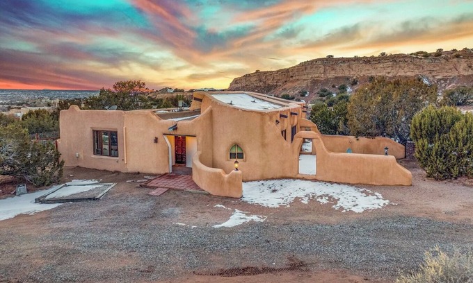 Nambe Pueblo House | Secluded Artisan Adobe Retreat – Mountain Views & Endless Trails