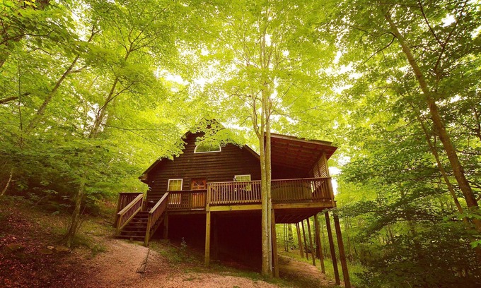 Stanton Cabin | Secluded cabin in Red River Gorge with a Hot Tub and wi-fi