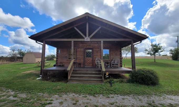 Uniontown Cabin | Secluded cabins with fishing pond on the Mississippi River Hills Wine Trail