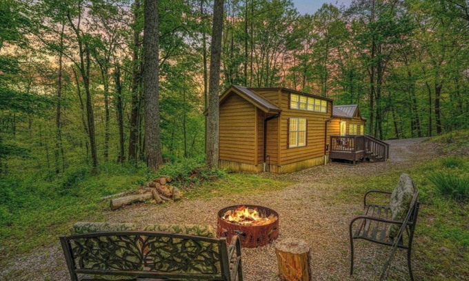 Carbon Hill Cottage | Secluded cottage 3 miles from Old Man's Cave