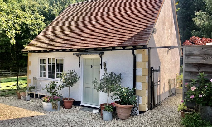 Broadway Cottage | Secluded Cottage 5 Minute Walk To Broadway Centre