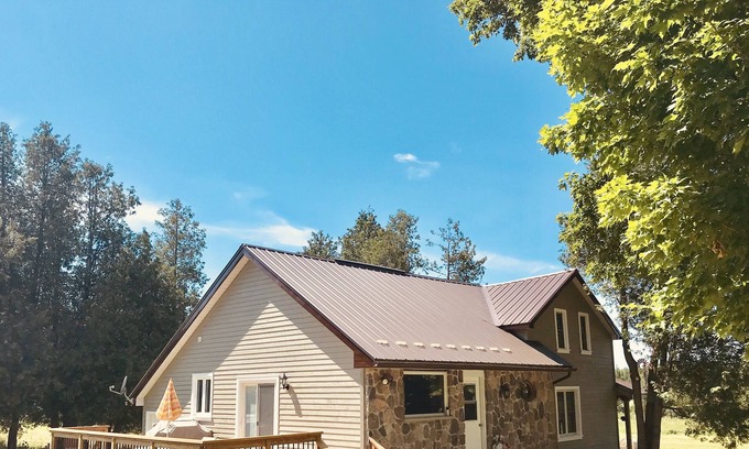 Grey Highlands House | Secluded Country Cottage - central to Collingwood, Blue Mountain and Wasaga Beach