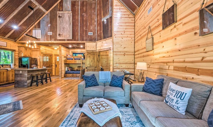 Broken Bow Cabin | Secluded! Couples/Family Cabin, 1Br; 1 Lux Bth: Bunkroom, Sleeps 4, Hot Tub