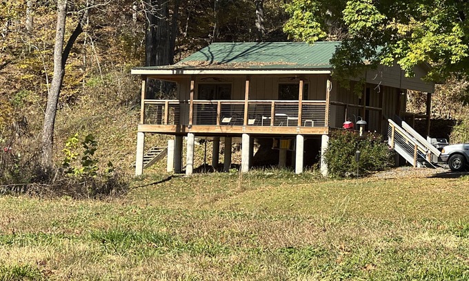 Oriskany Cabin | Secluded Couple’s one bedroom creek view cabin on Craigs Creek in Oriskany Va.