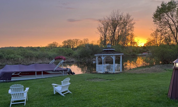 Brooklyn Cottage | Secluded & cozy Vineyard Lake channel front cottage in Irish Hills- 5 Min to MIS