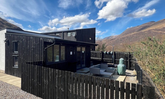 Kinlochleven Cabin | Secluded Highland Retreat with Wood-Fired Tub & Stunning Mountain Views