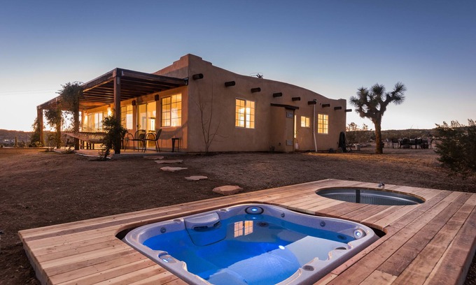 Joshua Tree House | Secluded home - grand views, hot-tub & cowboy dip