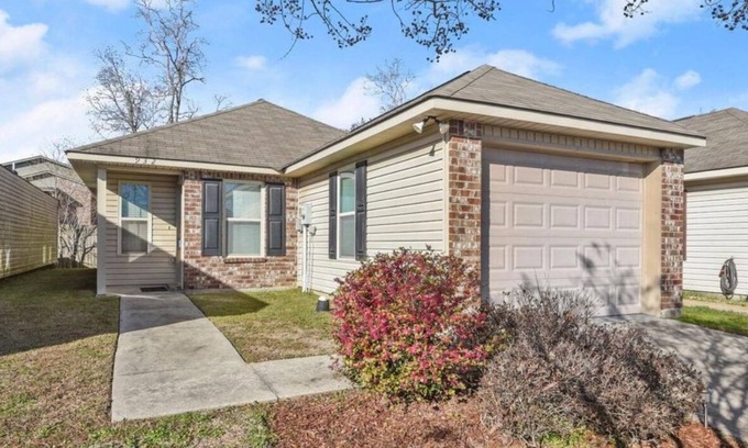 Broadmoor House | Secluded home in Quiet Neighborhood 3BR 2BA