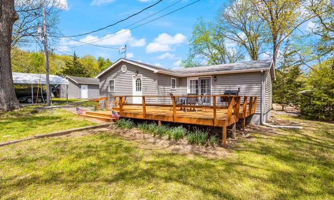 Sunrise Beach House | Secluded home near boat launch with deck, gazebo, washer/dryer, & central AC