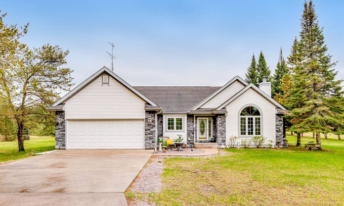 New Lisbon House | Secluded home on 1.5 acres with fast WiFi, deck, fireplace & AC - close to lake