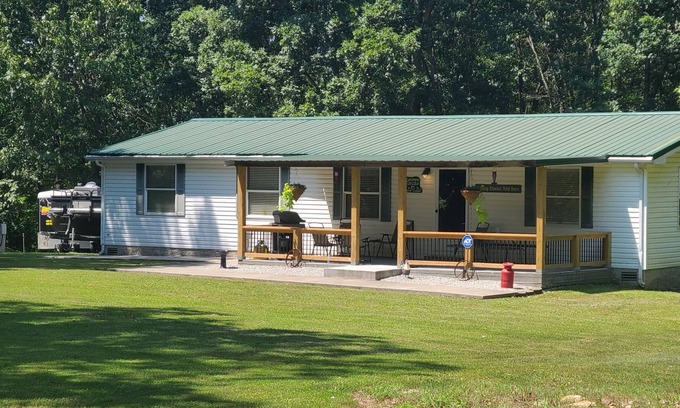 Warsaw House | Secluded Home Outside Warsaw with big yard and lots of privacy.