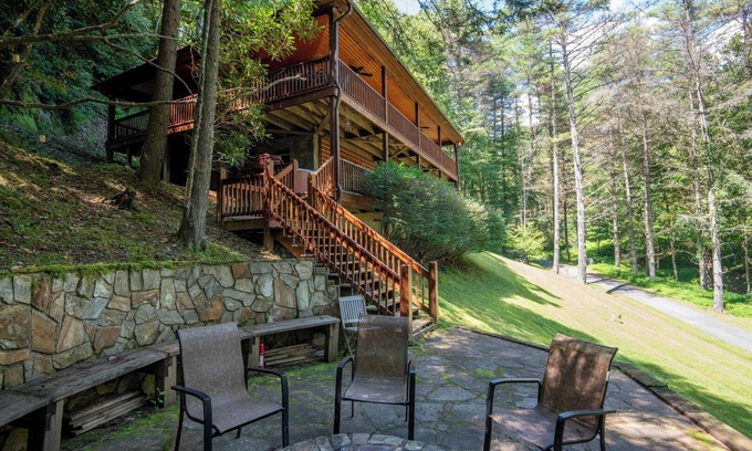 Piney Creek Cabin | Secluded + HOT TUB + 5 mins to State Park
