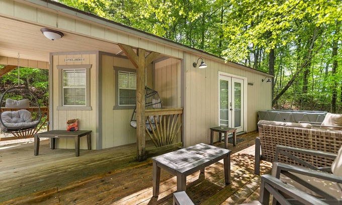 Stanton Cabin | Secluded, Hot Tub, pet friendly, Sleeps 2, Minutes from Red River Gorge