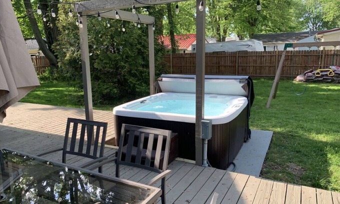 Madison-on-the-Lake Apartment | Secluded Hot Tub Retreat by Ohio Wine Trail & Lake