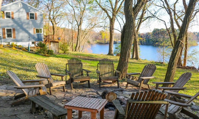 Inver Grove Heights House | Secluded Lake Home Retreat With Hot Tub And Fire Pit