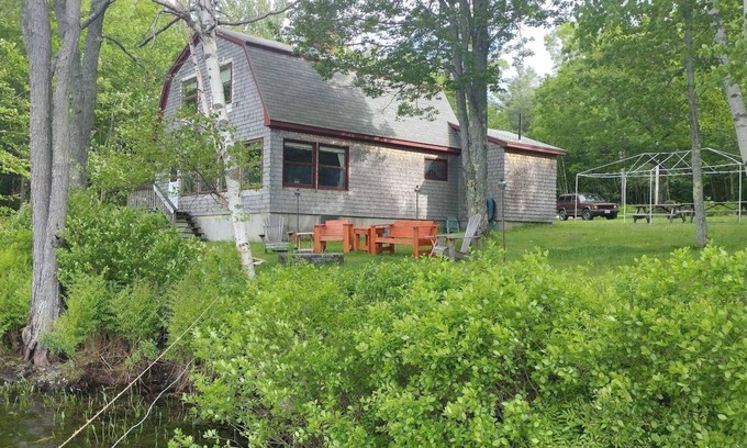 South Oxford House | Secluded Lakefront 3-bedroom house in Albany, Maine