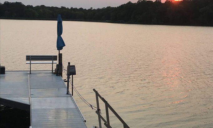 New London House | Secluded lakefront property with stunning sunsets!!