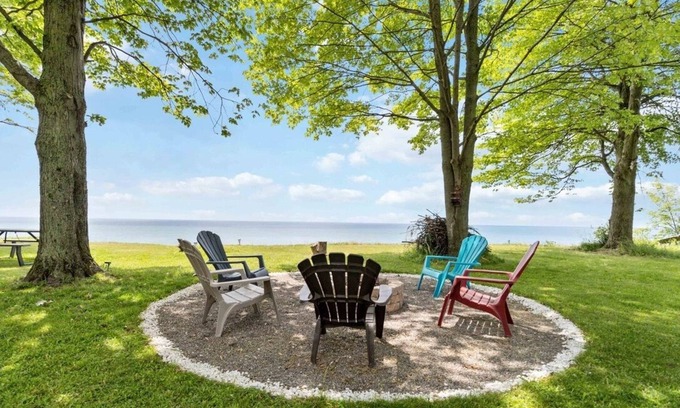 Lowbanks Cottage | Secluded Lakeview w/Hot Tub & Volleyball