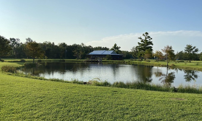 Creole Cabin | Secluded Lodge, Stocked Pond, Huge Ice Maker, Green Egg & Minutes From Launch