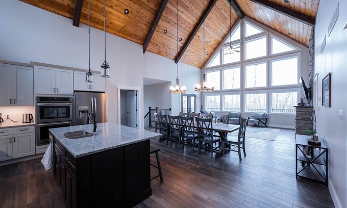 Nancy House | Secluded Luxury Lake House Getaway on 9 Private Acres!
