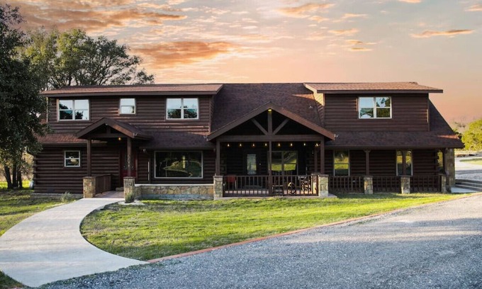 Belton Cabin | Secluded Luxury Log Cabin On 5 Acres With Game Room