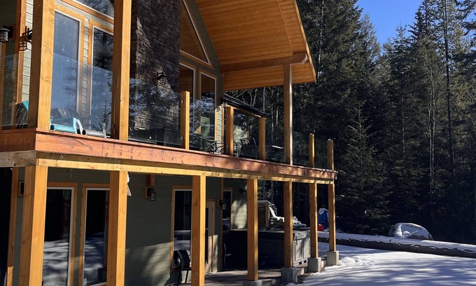 Golden House | Secluded Mountain Getaway With Astonishing Views