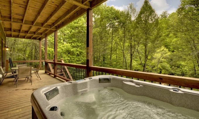 McCaysville Cabin | Secluded mountain home with firepit, views, and on the water!