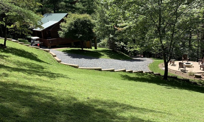 Lansing House | Secluded Mountain Home Nestled in a Private River Community, Wi-Fi, Fire Pit,