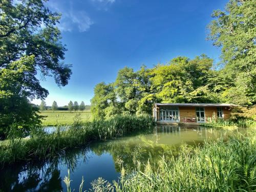 New Forest District House | Secluded, New Forest Riverside Lodge
