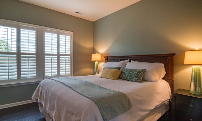 Overland Park House | SECLUDED NEWLY RENOVATED CONTEMPORARY HOUSE-1Gig Wifi/SAUNA/Circle Drwy/WshrDryr