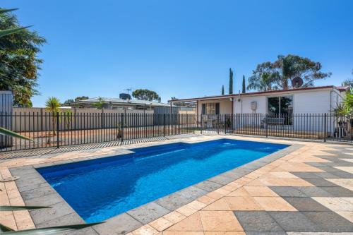 South Kalgoorlie House | Secluded oasis & inground pool