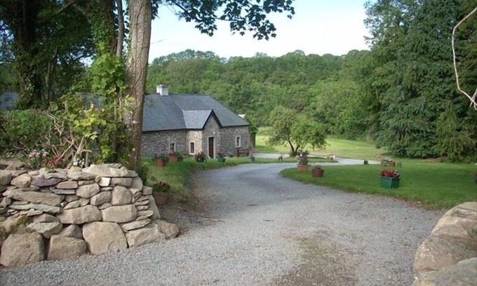 Ninemilehouse Cottage | Secluded, Private Cottage on 4 Acres by a River