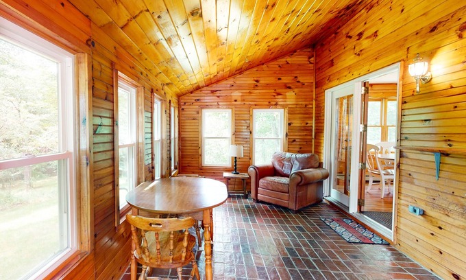 Hiram House | Secluded riverfront property with fast WiFi, kayak & wood stove - dog-friendly