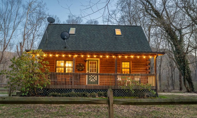 Rockbridge Cabin | Secluded Romantic Escape with Creek View/Hot Tub/Fire Pit/Heart of Hocking Hills