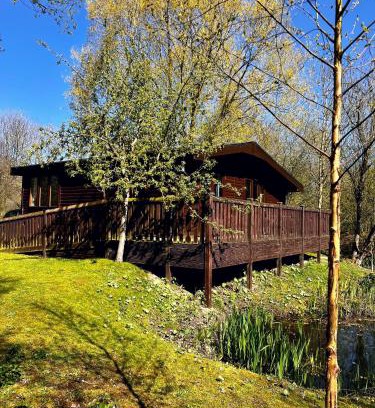 Allerthorpe Ski Chalet | Secluded Rustic Cabin - A Digital Detox Paradise.