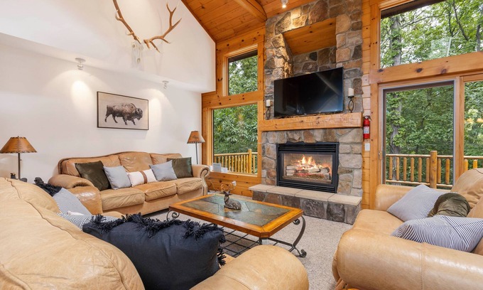 The Galena Territory Cabin | Secluded Spacious Cabin | Private Hot Tub | Large Bedrms | Huge Deck & Screen Rm