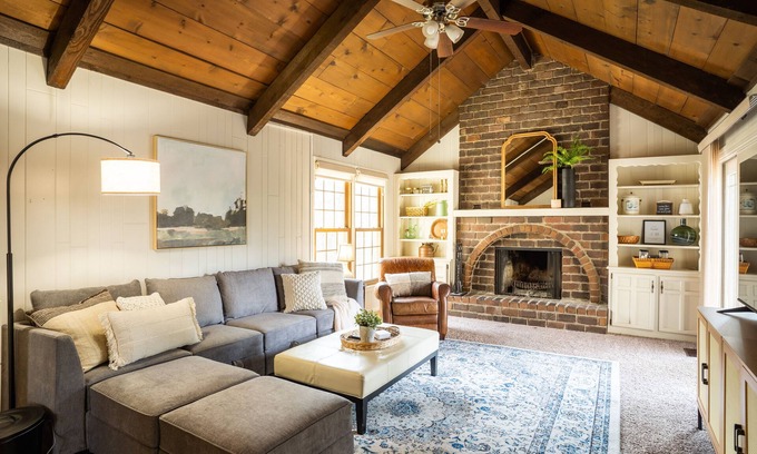 Overland Park House | Secluded, updated 4BR, kid friendly, 5 min from restaurants