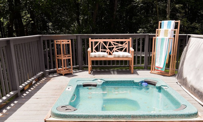Boring House | Secluded Vacation Home with private backyard oasis & access to resort amenities