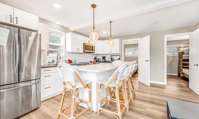 Central Okanagan Cabin | Seclusion Bay Cabin 14. Luxury Lakeside Beachfront on Okanagan Lake, sleeps 7.