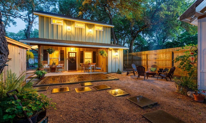 Gruene Apartment | Second Floor of River Haven Guest House w/Hot Tub by Gruene!