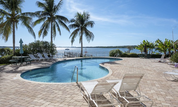 St. Petersburg - Clearwater Condo | See dolphins from the balcony! Hot tub and pool. Renovated & fully equipped.#410
