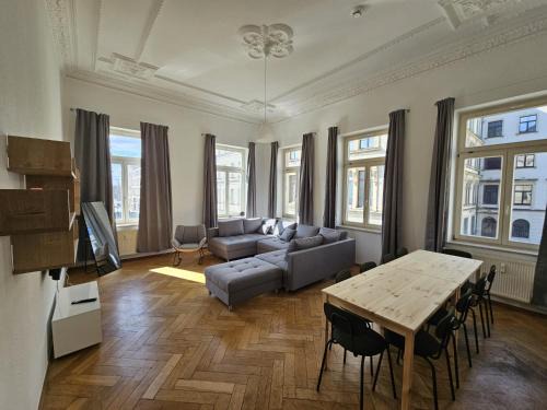 Mitte Apartment | Sehr große Unterkunft mit 6 Schlafzimmern, Küche, Bad und großem Wohnzimmer im Herzen von Leipzig