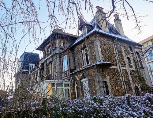 Centre Ville Rive Gauche Apartment | Seine-Front Apt in Stone House with parking and garden, Lacroix Island