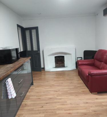 Shinfield Apartment | Self checkin 1 bedroom unit for max 3 Guests J11 M4 RG2 Private Entrance Onsite Parking Private Garden